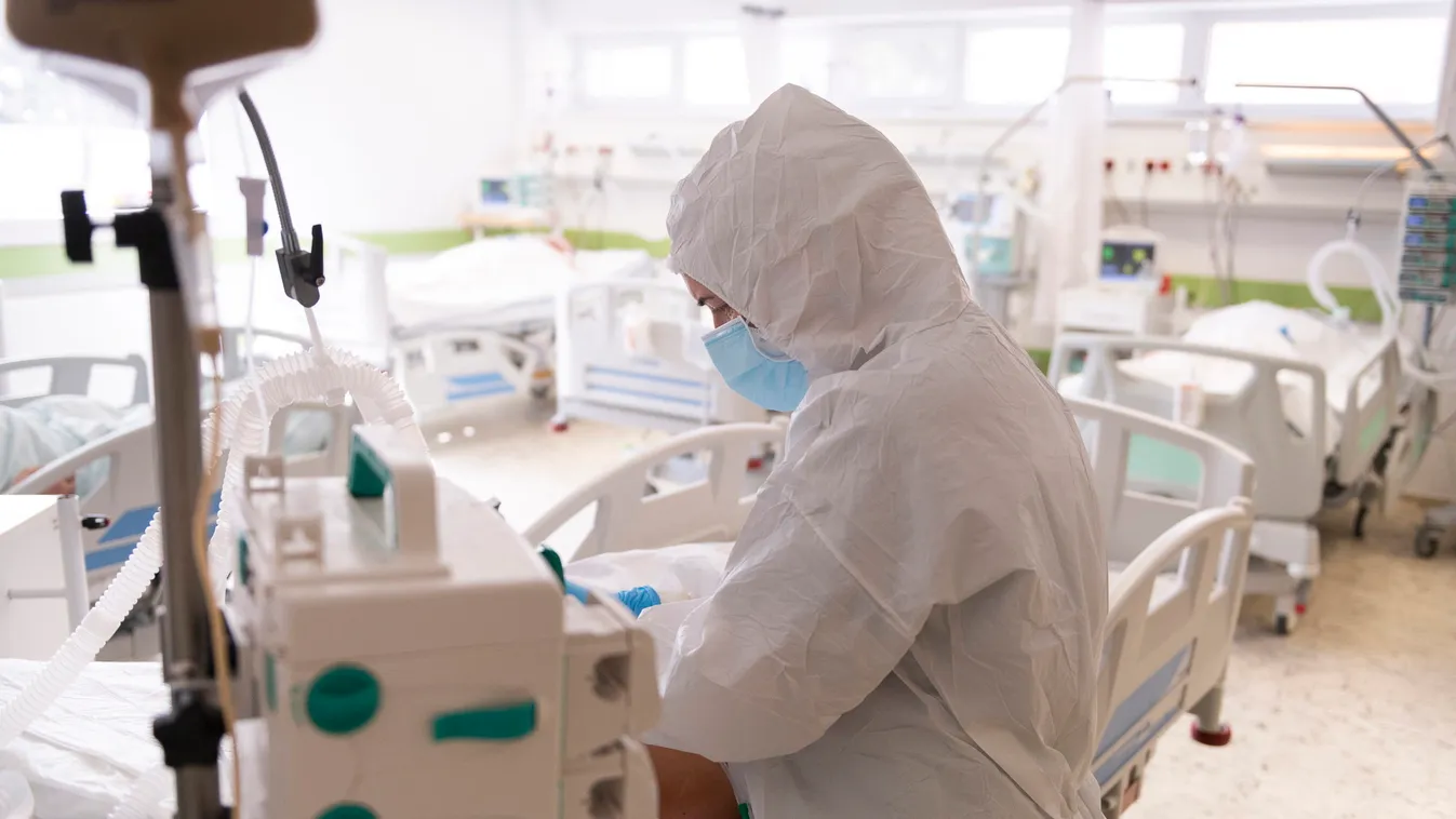 Lélegeztetett betegeket ápolnak a fehérgyarmati kórház koronavírussal fertõzött betegek fogadására kialakított intenzív osztályán 2021. április 2-án. Az intézmény kizárólag COVID-ellátást végez.