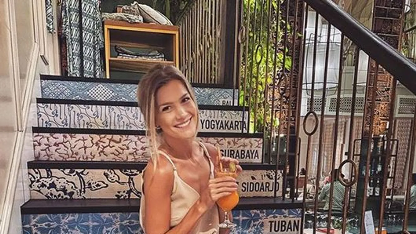 Weisz Fanni kivillanó popóját a gyönyörű naplemente sem múlja felül