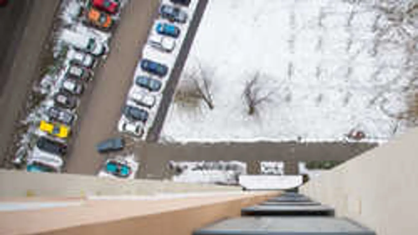 Ezért ugrottak le a panelház tetejéről