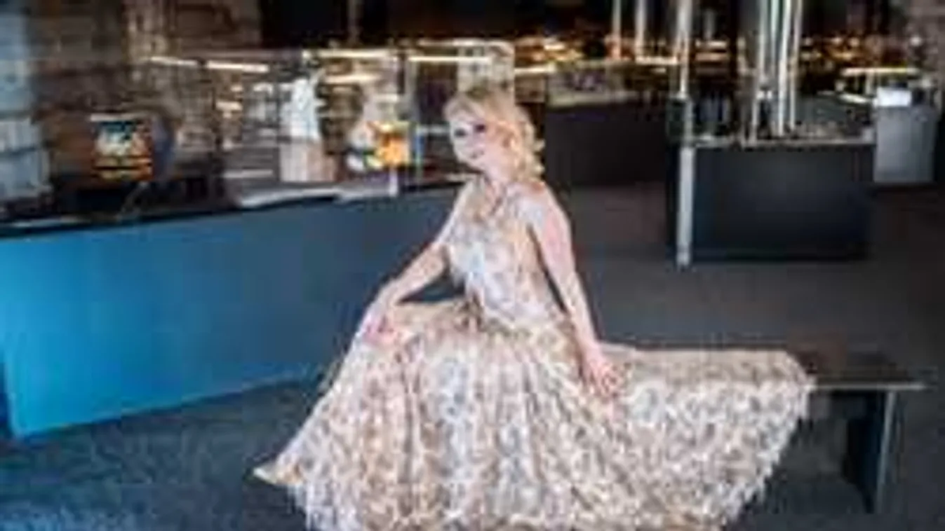 Exkluzív fotók: Méregdrága népviseletben pózolt Köllő Babett