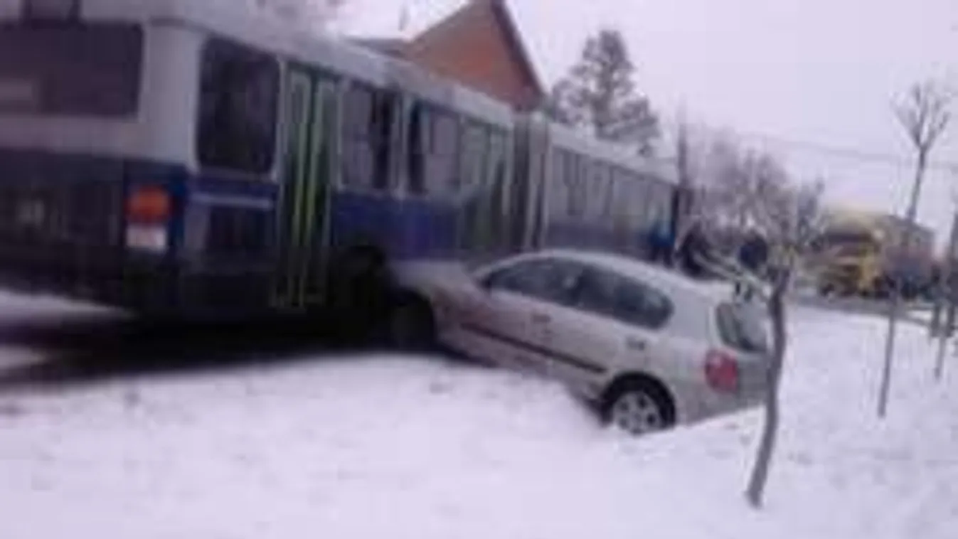 Busz és autó egymásban a hóban... Közlekedési káoszt okoz az időjárás