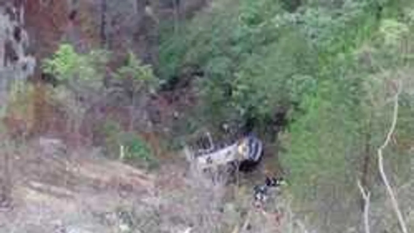 Elképesztő fotó érkezett a szakadékba zuhant buszról