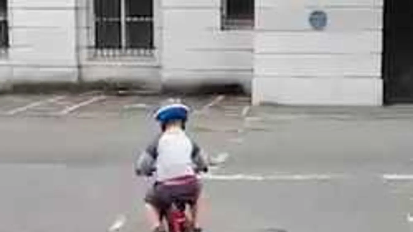 A ház előtt bringázott a fiú, szörnyű, mi történt közben az ablakban