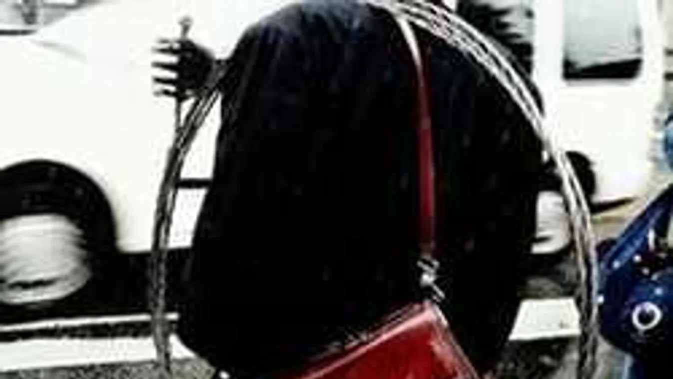 Fekete munkaruhás, aljas szándékú emberek: Direkt nyugdíjasokra utaznak