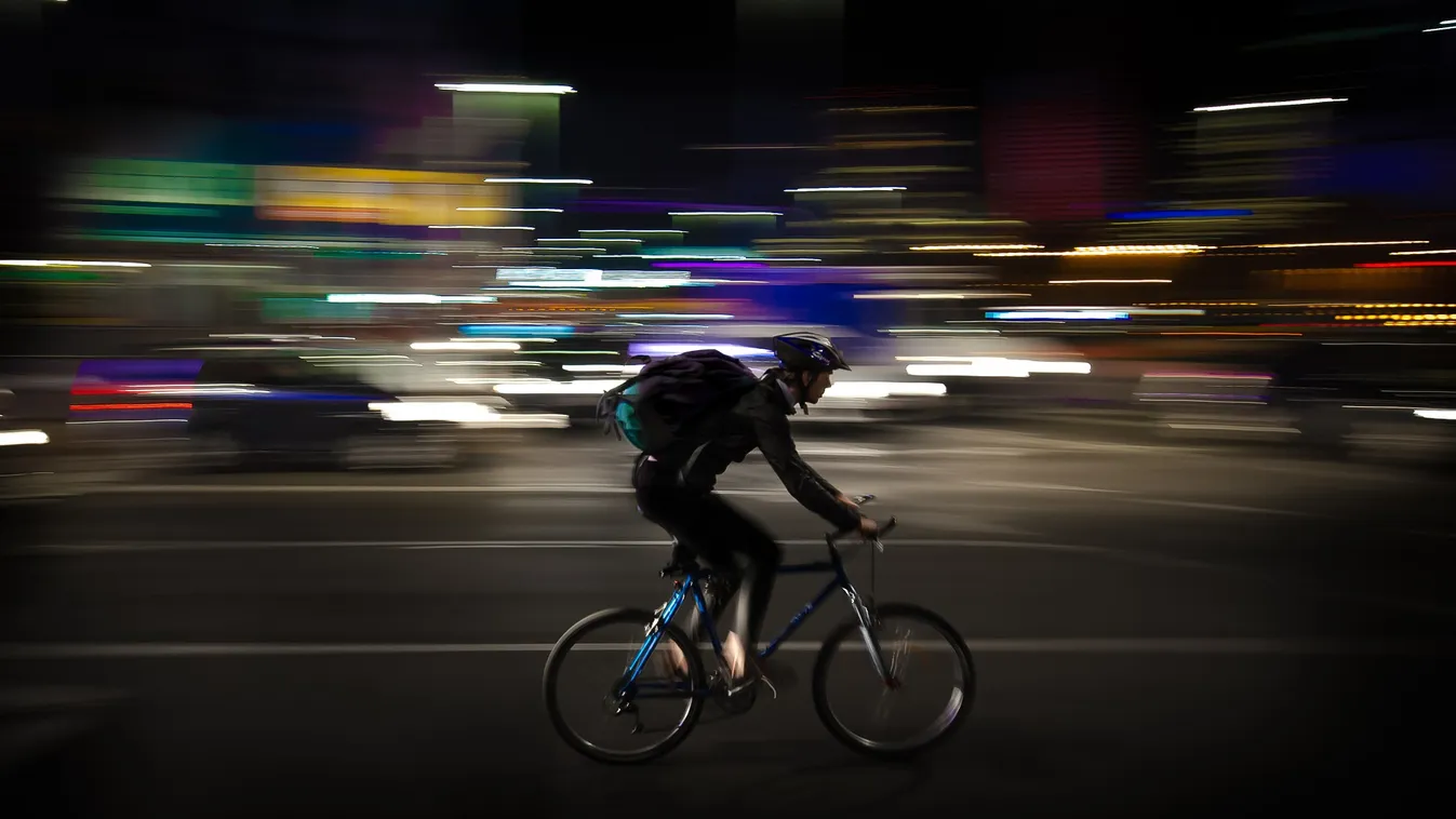 A futár üzenetben zaklatta a nőt / Képünk illusztráció