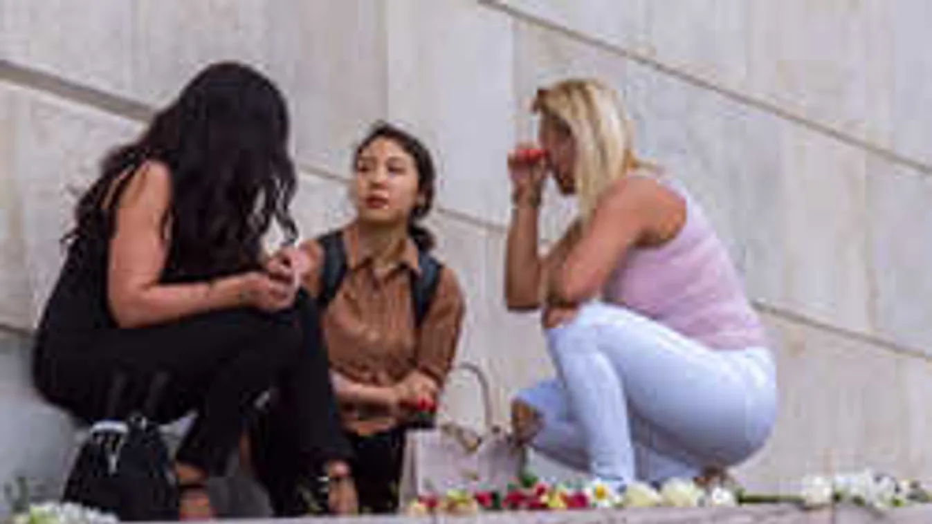 Szívszorító látvány: zokogó nők a Margit hídnál, a Hableány áldozatait gyászolják