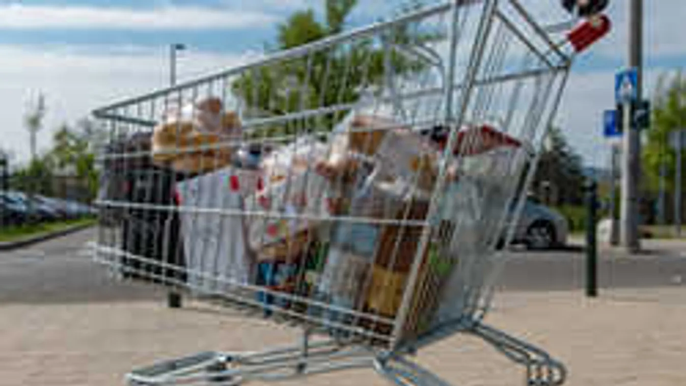 Hihetetlen, mi történt a boltban:egyik vásárló fejbe rúgta a másikat