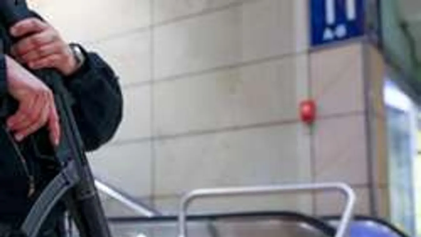 6 centis pengéjű késsel szúrta nyakon a 15 éves iszlamista lány a rendőrt