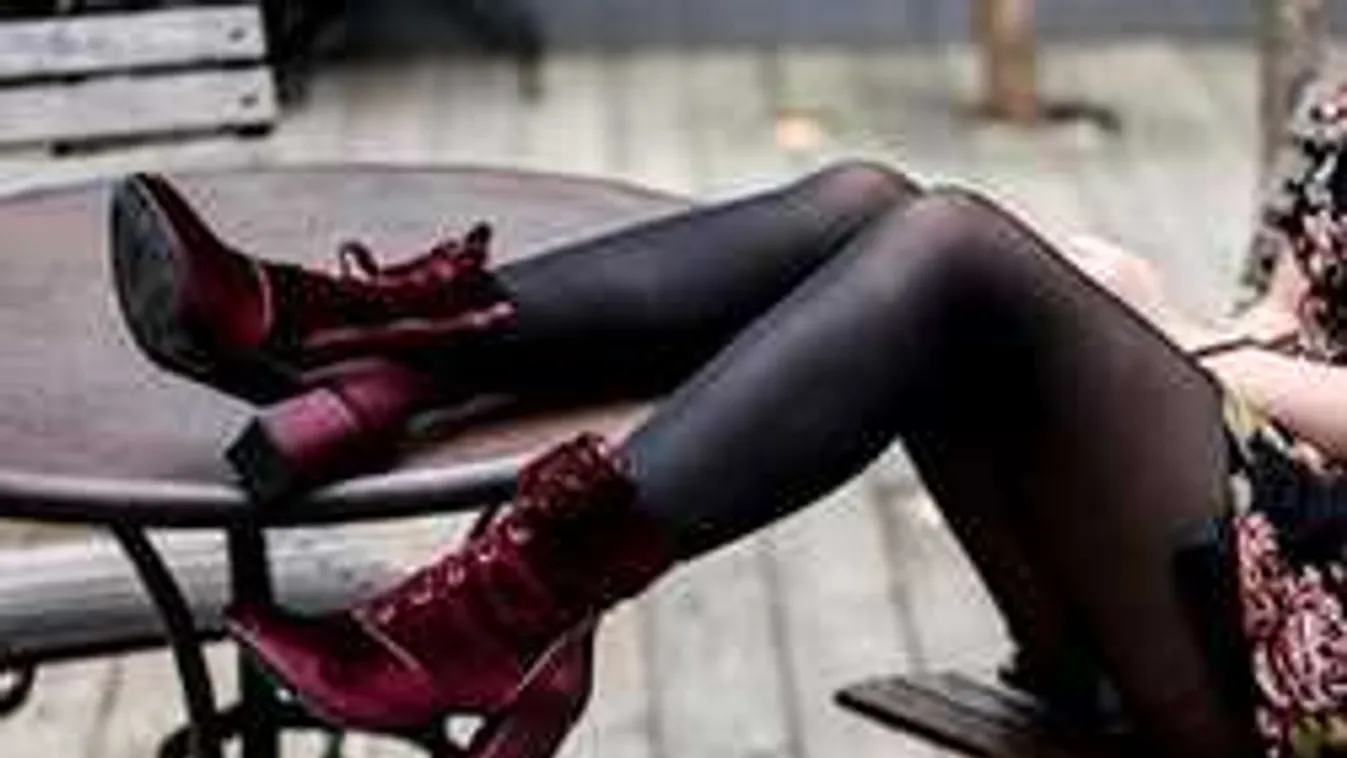 Itt az új divatőrület: Idén dögös bársonyba borulnak a cipők