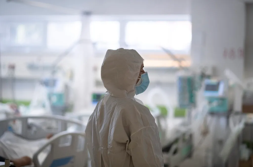 Ápoló a fehérgyarmati kórház koronavírussal fertõzött betegek fogadására kialakított intenzív osztályán 2021. április 2-án. Az intézmény kizárólag COVID-ellátást végez.