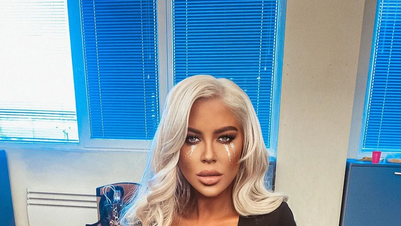 Óriási mellek, vadító combok, a kádban kéjeleg a meztelen énekesnő