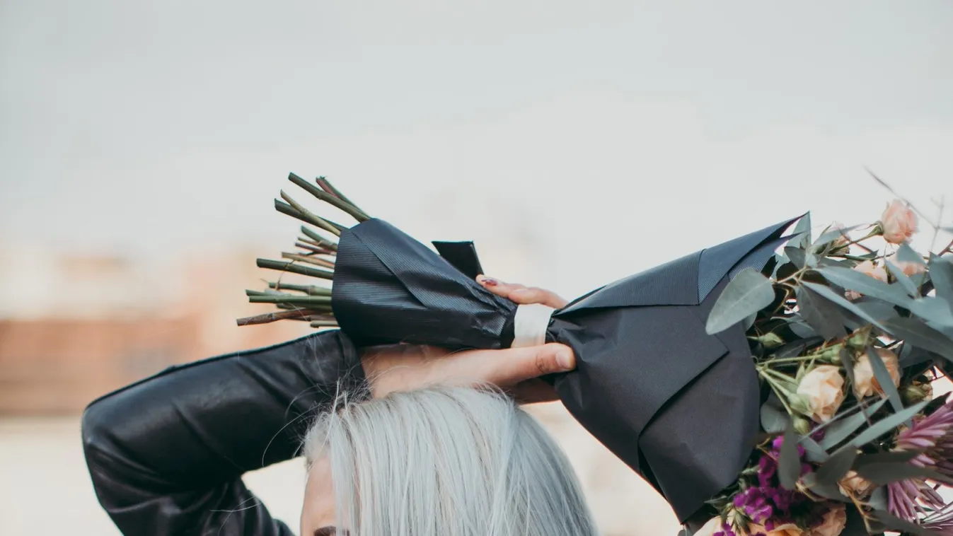 Zseniális, ahogy a nők beintenek az ősz hajszálaknak 2020-ban