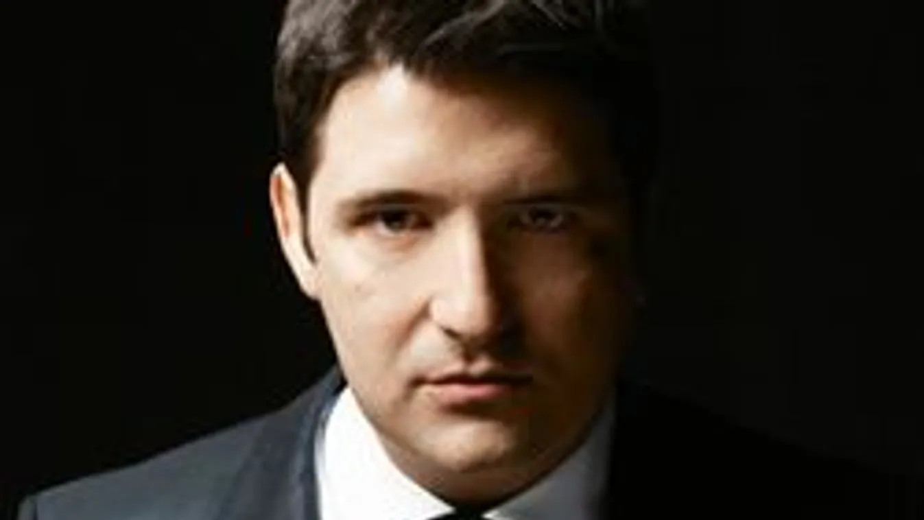 Hajdú Péter egy csapat bombázóval nyaral - Fotó