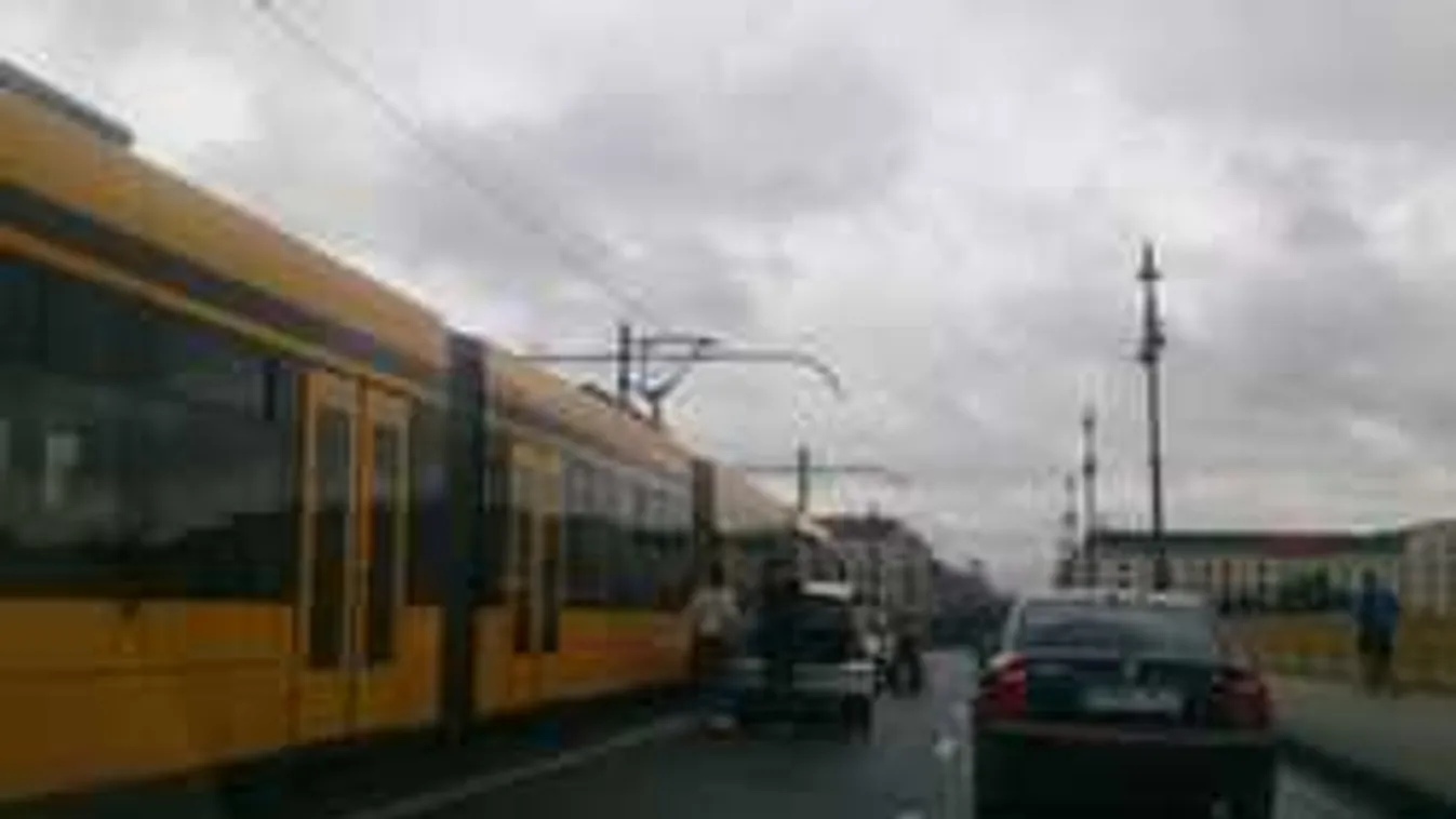 Brutális baleset a Margit hídon: áll a forgalom