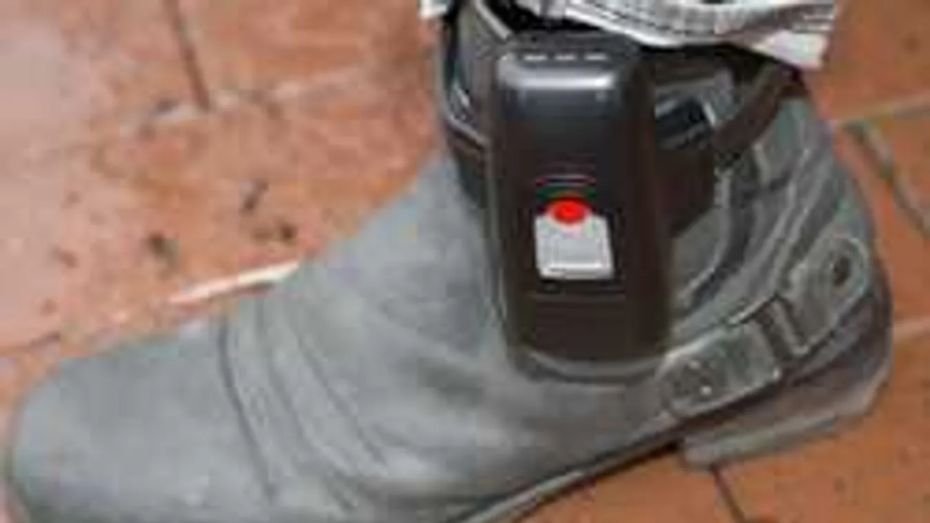 Így él Gyárfás nyomkövetővel a lábán