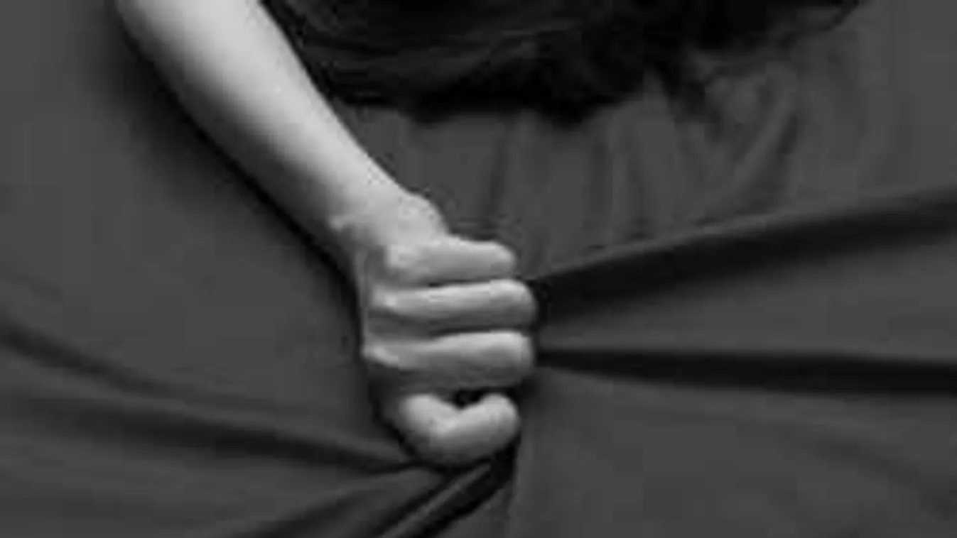 Zokogó kislányuk előtt élveztek el a szülők, élőben közvetítették