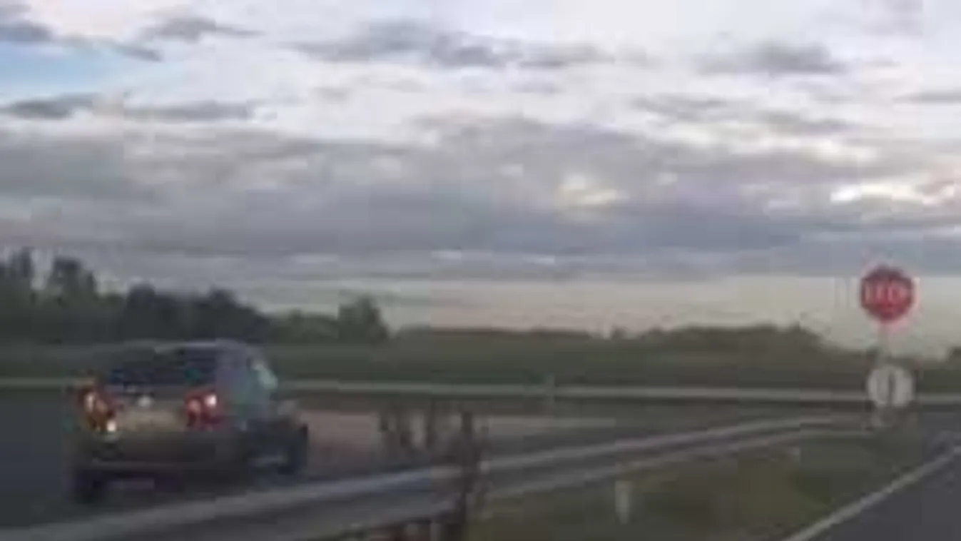 Szemben a forgalommal hajtott fel a pályára a Suzuki