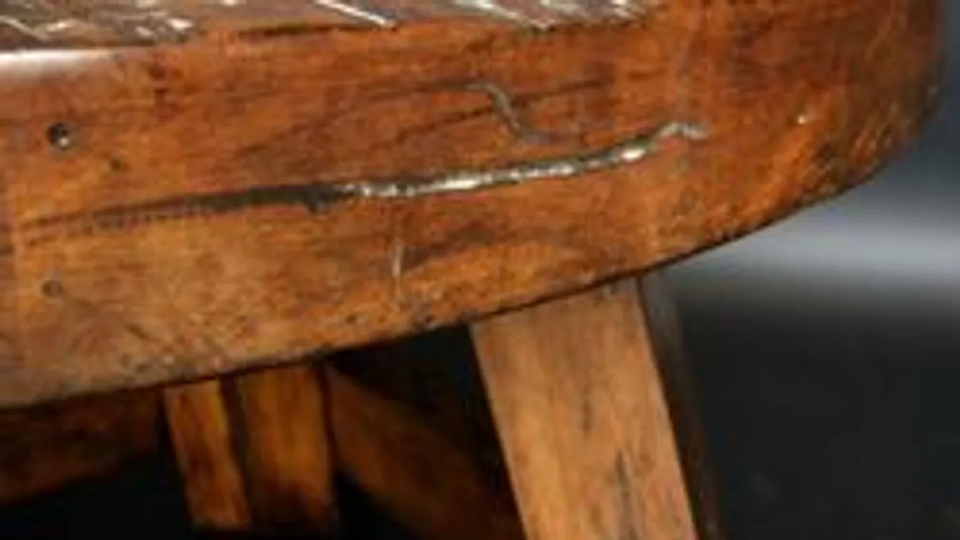 8 év börtön egy asztallábért