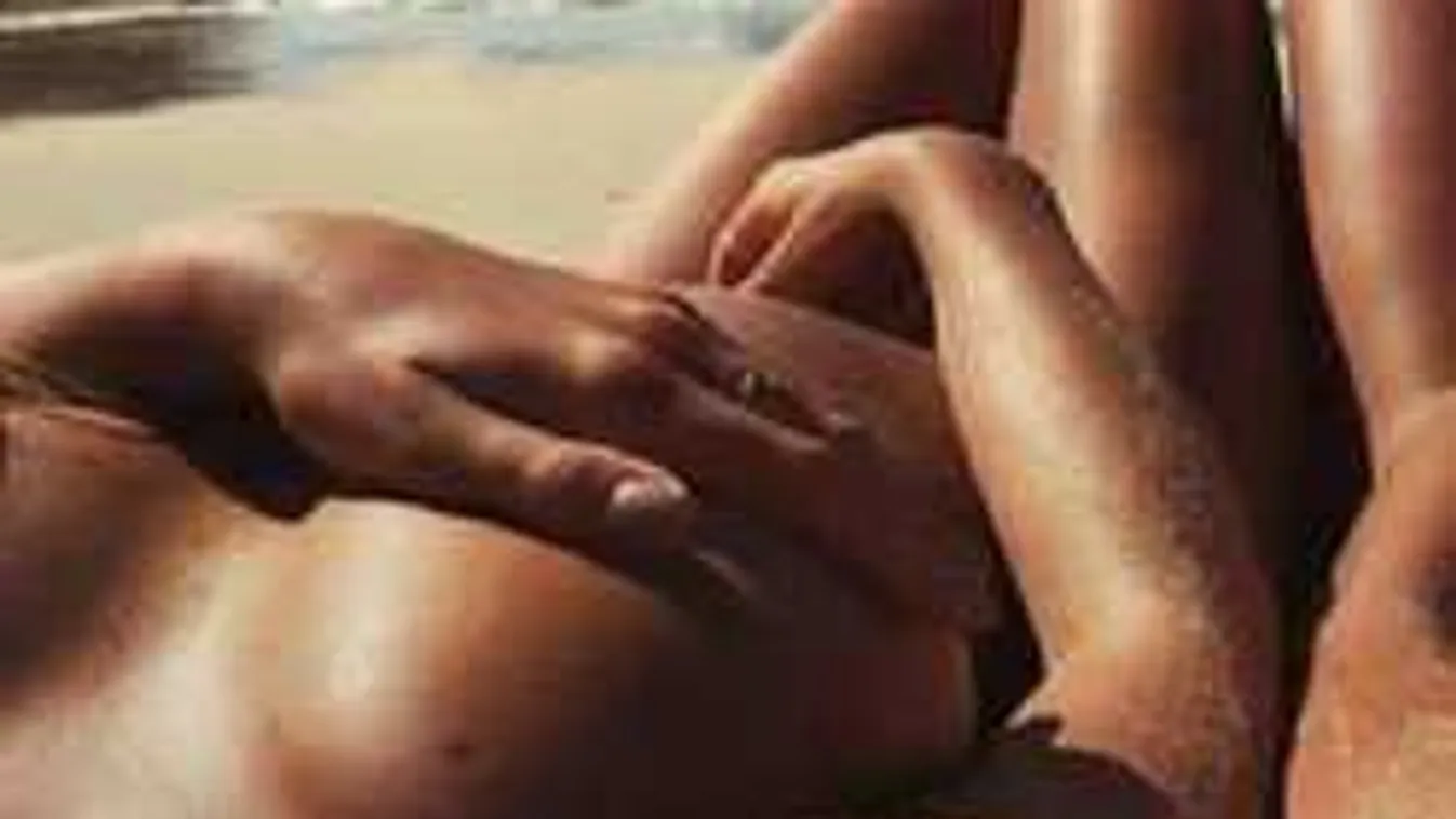 Vitorlázás közben meztelenkedett a lány! Pechjére lefotózták
