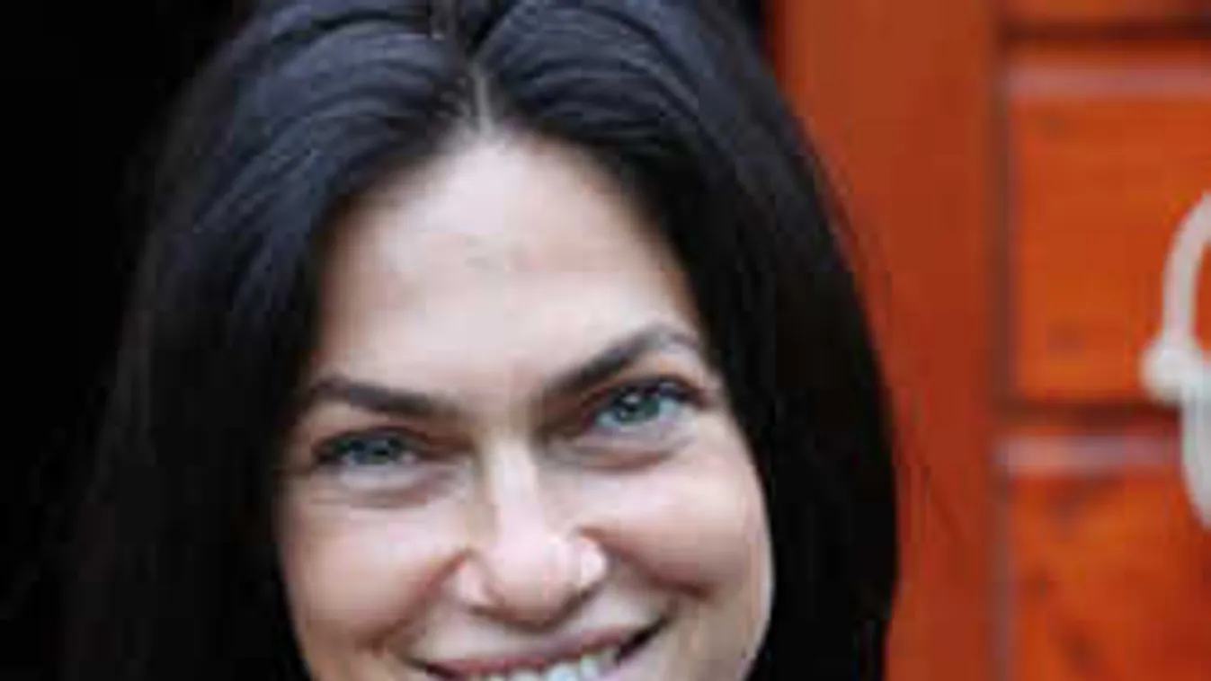 Vérlázító, perverz férfiak könyörögnek Bódi Sylvi használt bugyijáért!