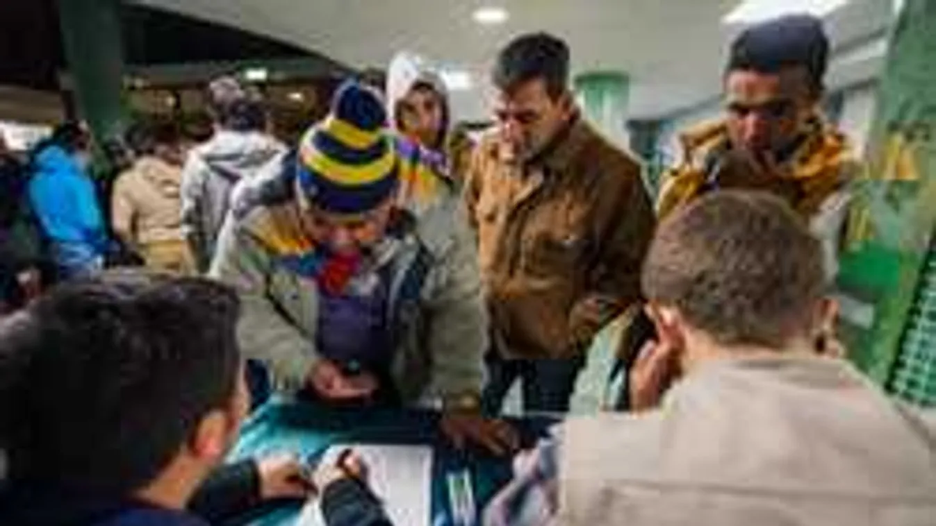 Agresszív migránsok terrorizálják az osztrák munkaközvetítő irodát