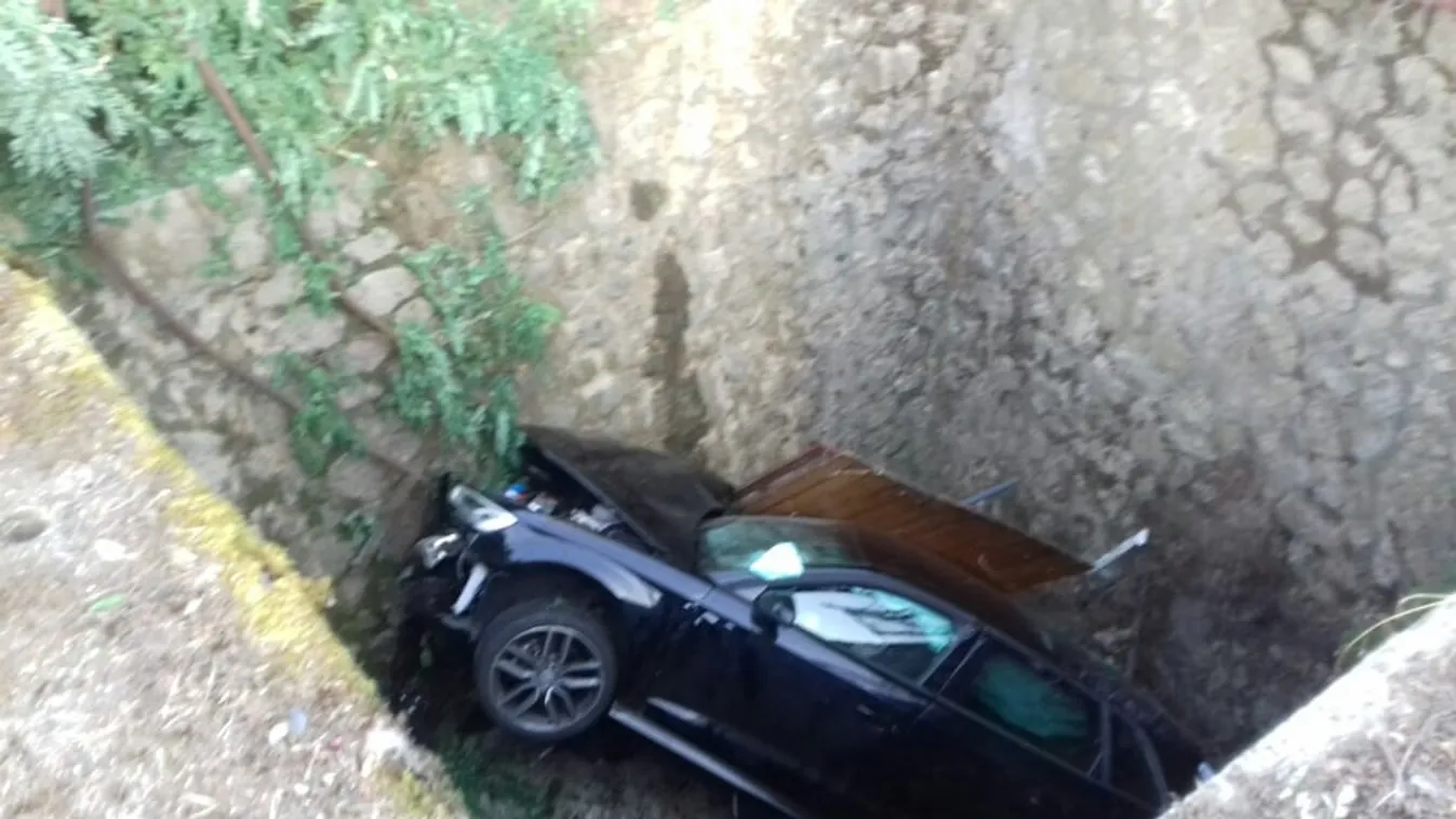 Sokkoló fotók: négy méter mély árokba zuhant autójával a részeg sofőr Szálkán