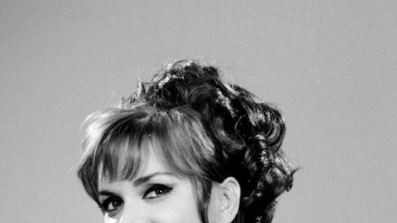 Gyász: Tragikus hirtelenséggel elhunyt a magyar táncdalénekesnő