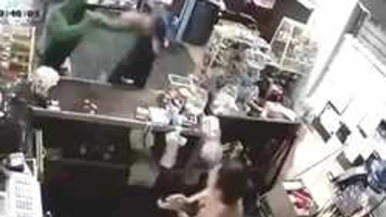 Kegyetlenül lecsaptak a bátor járókelők a fegyveres rablóra! - videó