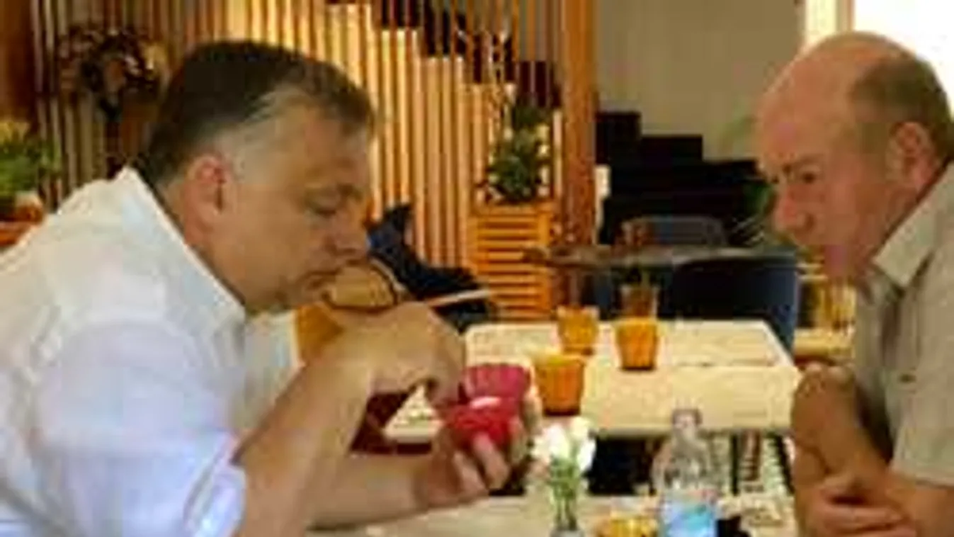 Orbán a Parlament közelében fagyizott rövid ujjú ingben, de kivel?