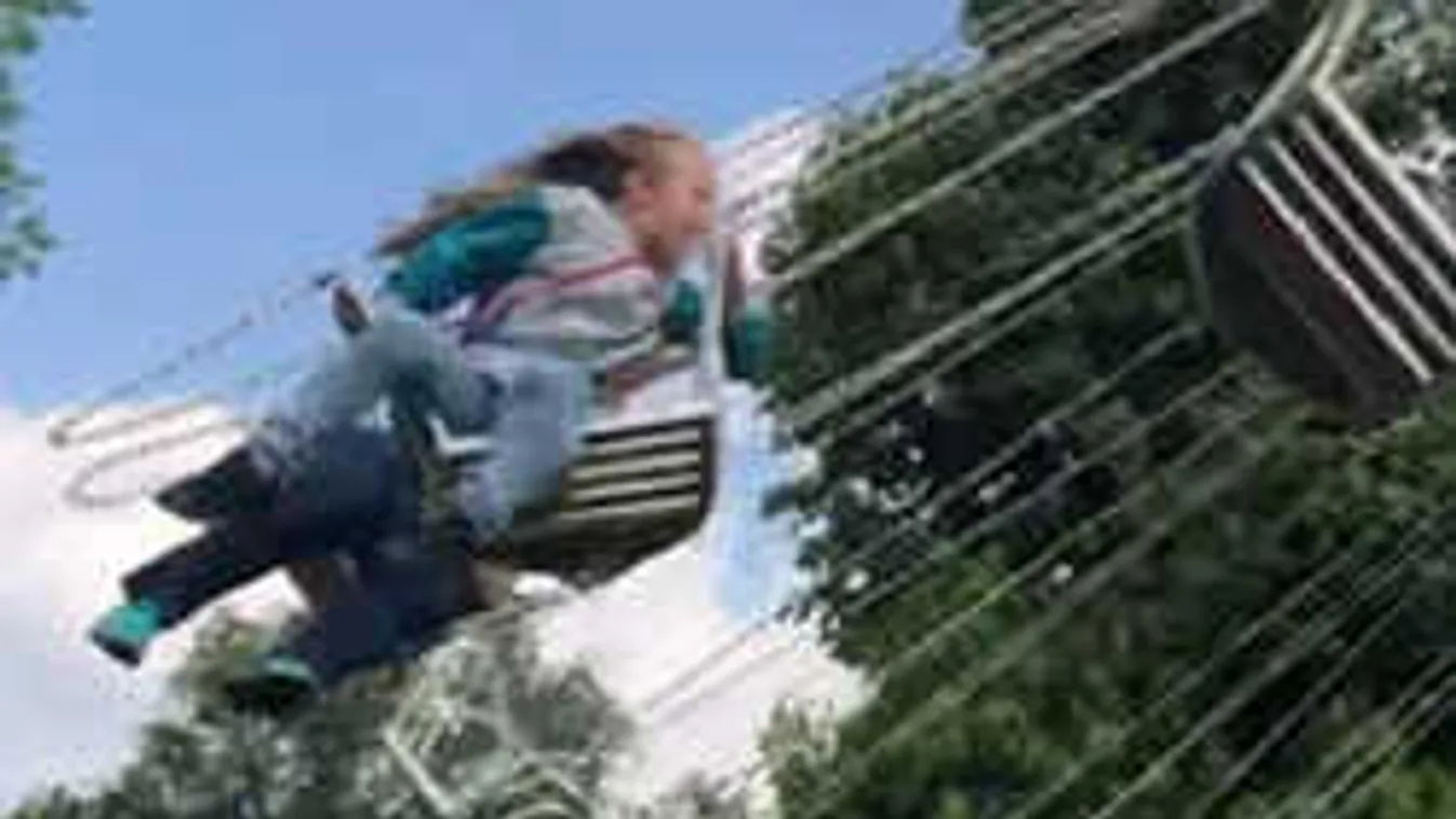 Pánik a gödöllői majálison: fejjel lefelé lógott egy kislány a körhintán