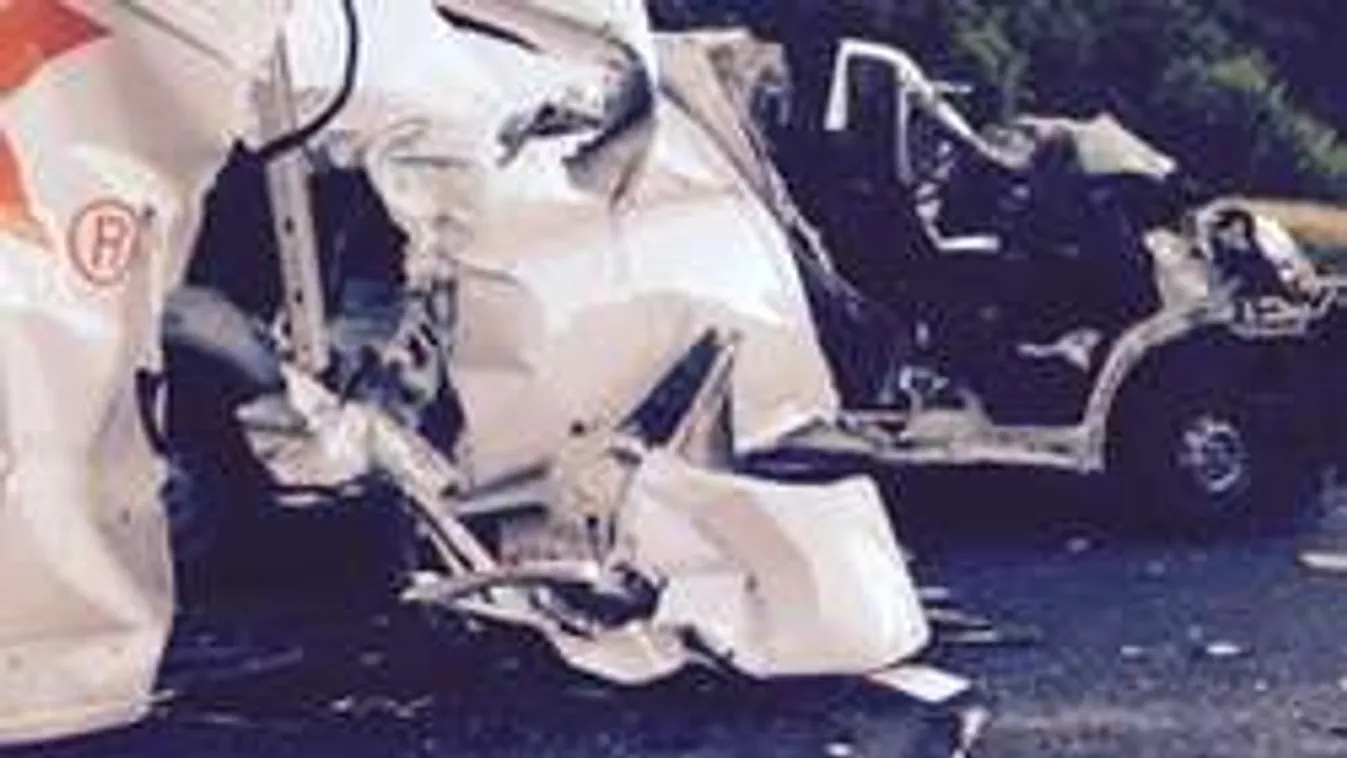 Rommá tört autók, hatalmas dugó az M3-as sztrádán