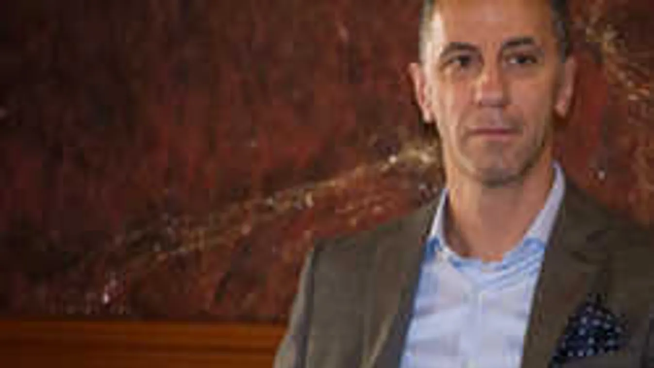 Döbbenetes fotó: nem hiszed el, kit csókol a magyar színész