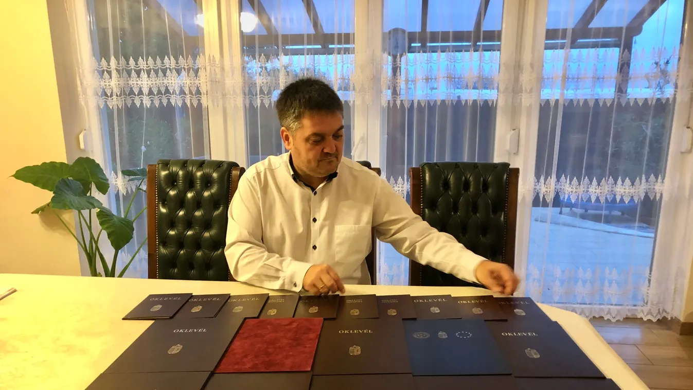 20 diplomája van, de még egyetemre jár