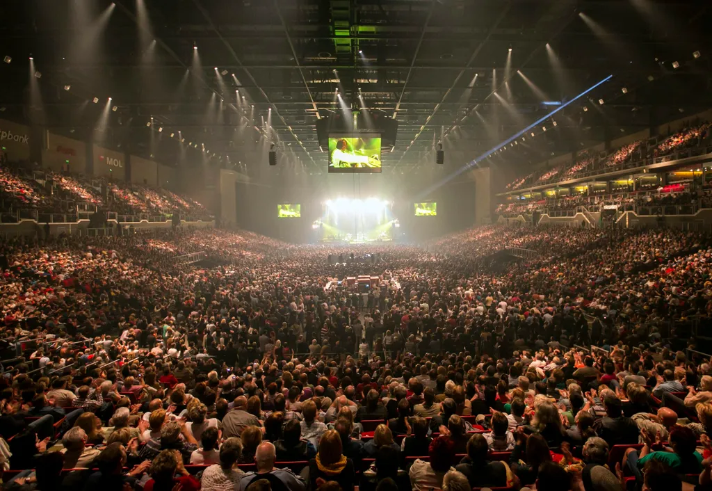Budapest, 2012. október 6. A közönség az Omega együttes megalakulásának 50. évfordulója alkalmából tartott koncerten a Papp László Budapest Sportarénában 2012. október 6-án. MTI Fotó: Mohai Balázs