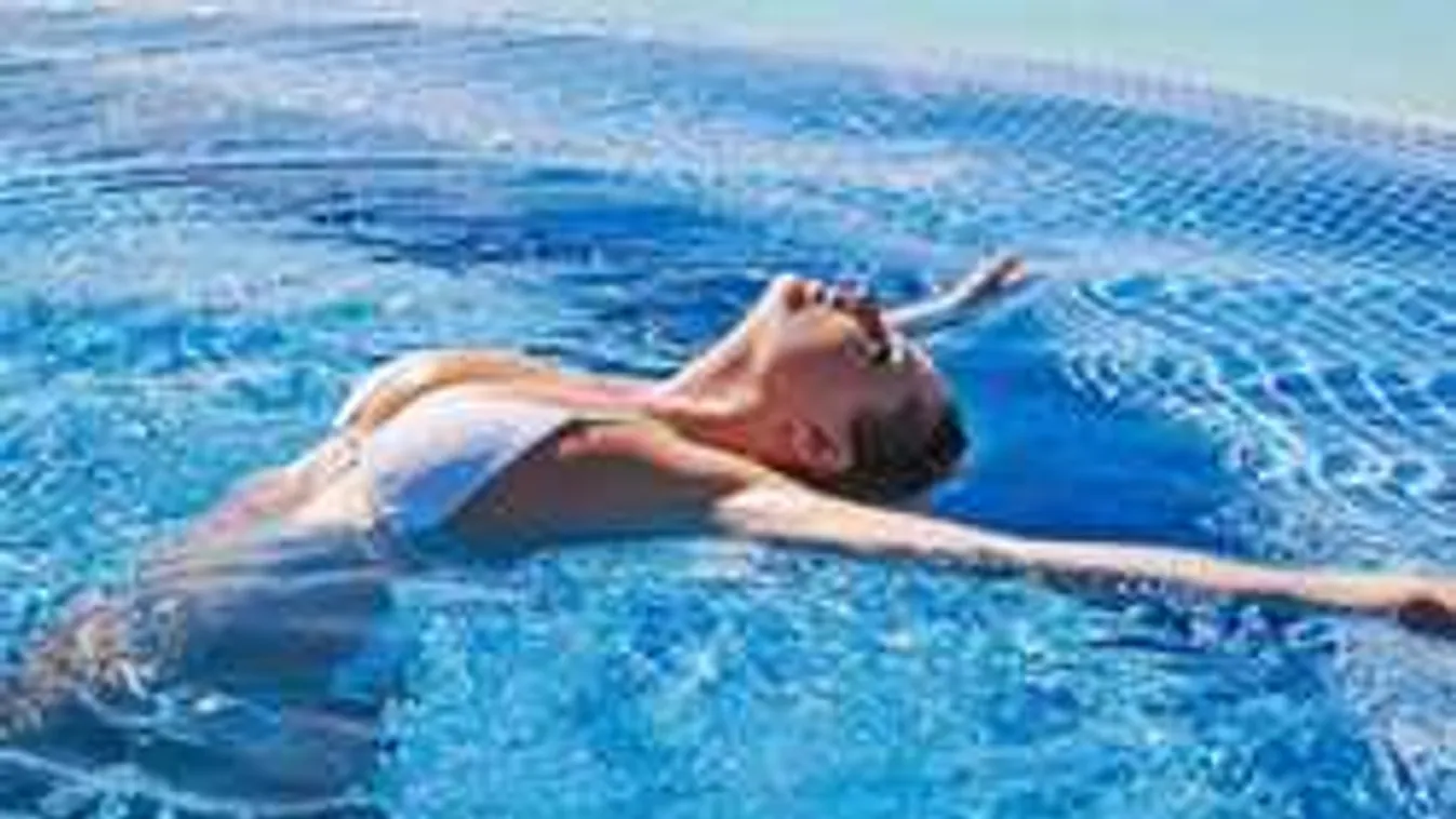 Se bugyi, se más: meztelenül pucsít a csodás mellű szurkolólány