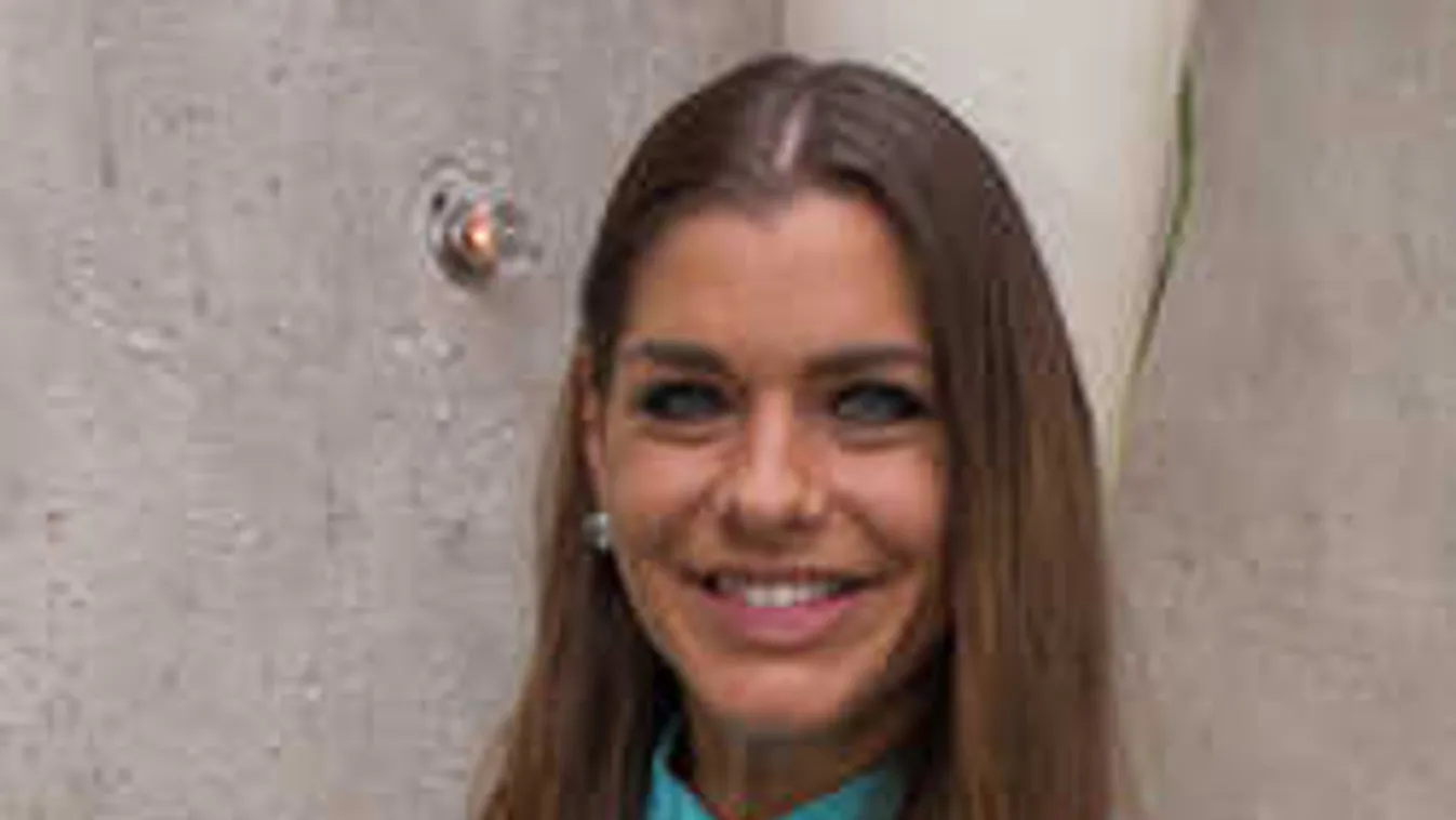 Ez ám a kerek fenék, falatnyi tangában pózol a tengerparton Dér Heni!