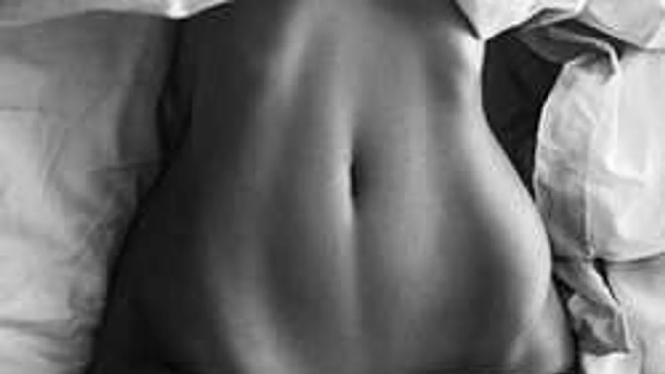 Meztelen sziesztája közben kapták le a dögös csajt