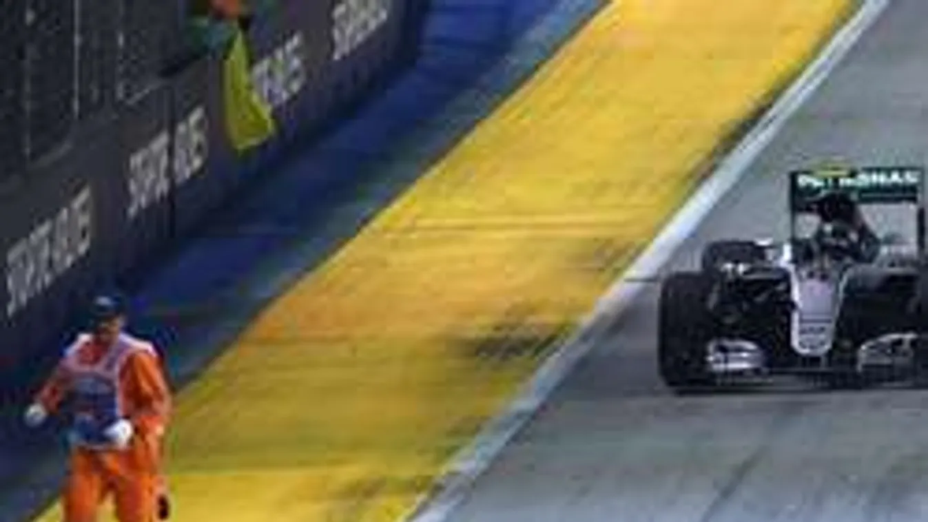 Hajmeresztő Forma-1-es videó: életéért futott a pályabíró