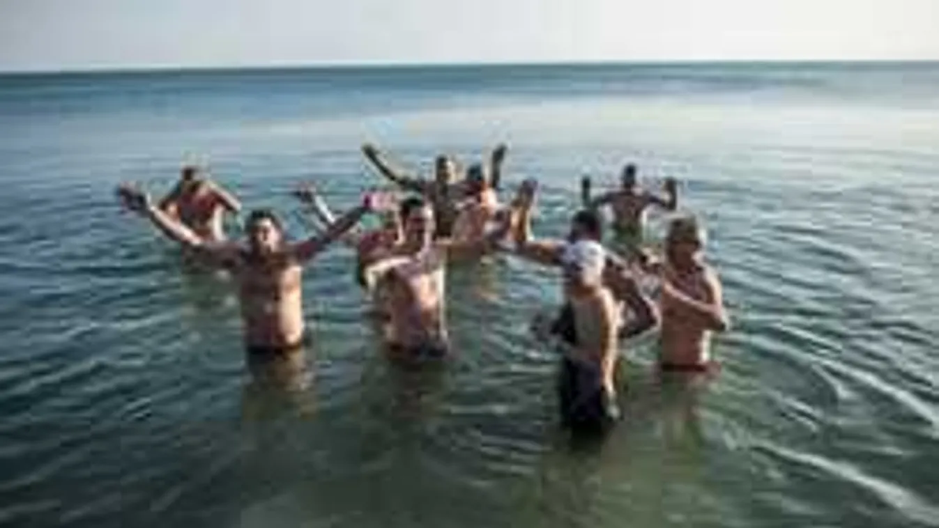 Így fürödtek ma a Balatonban a legelszántabbak