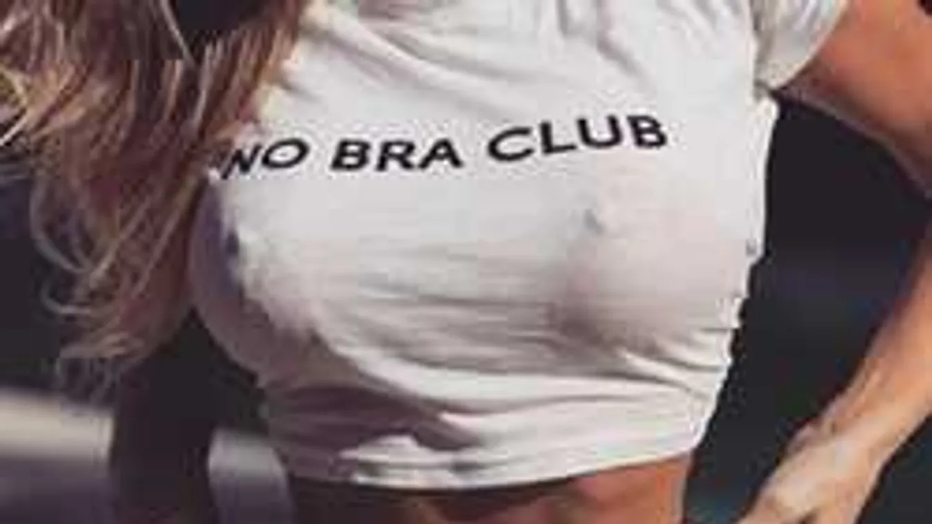 Fényes nappal a metrón villant elő a melle a csinos lánynak