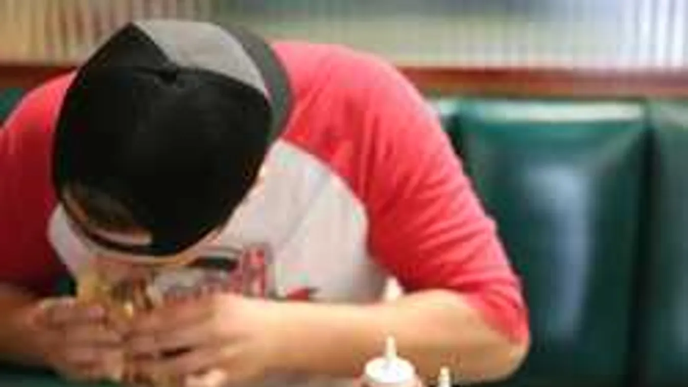 Önmagát szolgálta ki az idegbajos férfi a gyorsétteremben