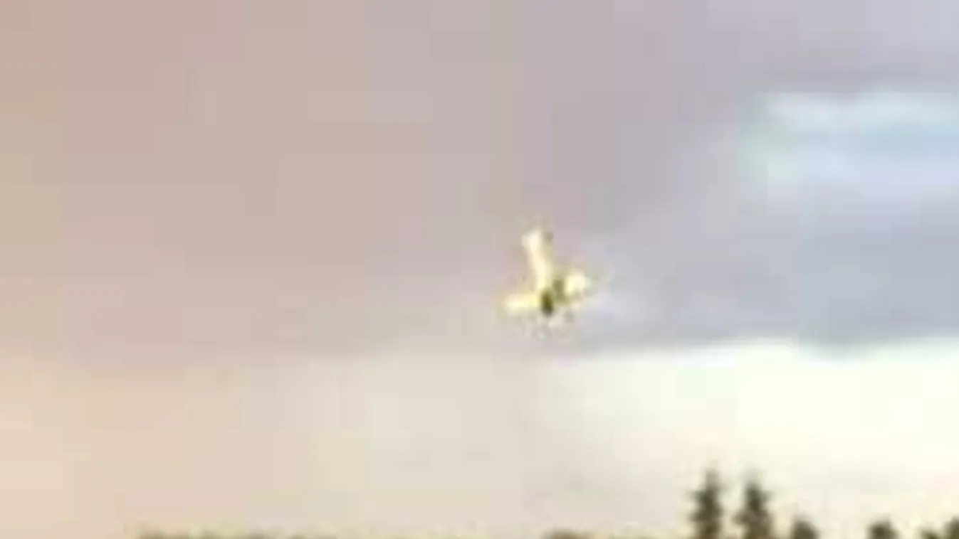 Lezuhant és szörnyethalt a népszerű pilóta a légi parádén! - Videó