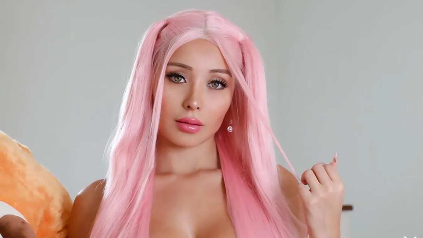 Konyhaasztalon pucérkodó csajt kaptak lencsevégre