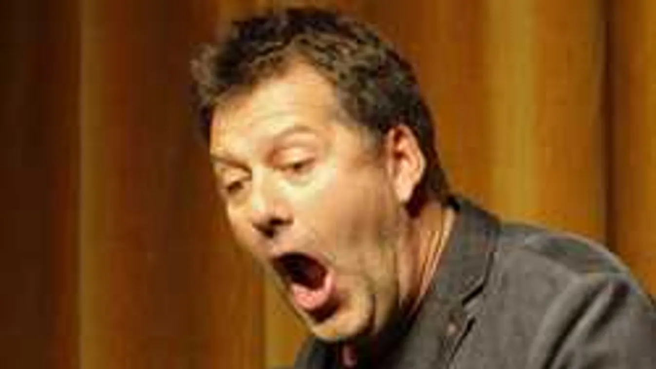 Ilyet még nem láttál: Szinkronúszó lett a magyar humorista