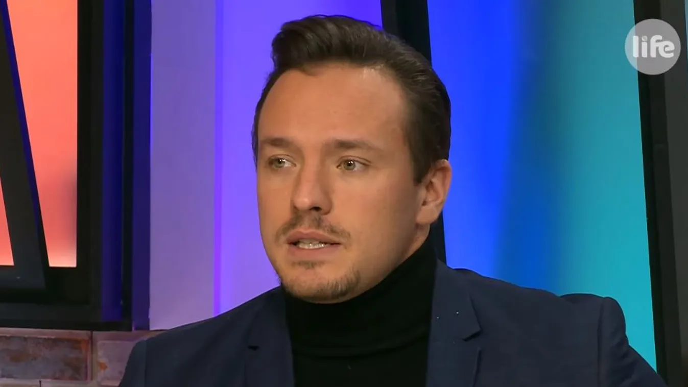 Gömöri András Máté fegyelmezi Polyák Lilla gyermekeit.