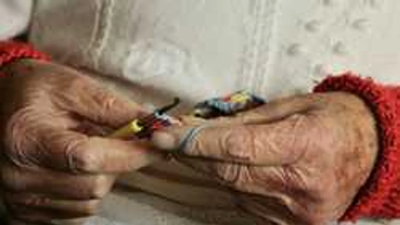 Teljes sokk a lakótelepen, fejjel lefelé lógott az ablakból egy nyugdíjas