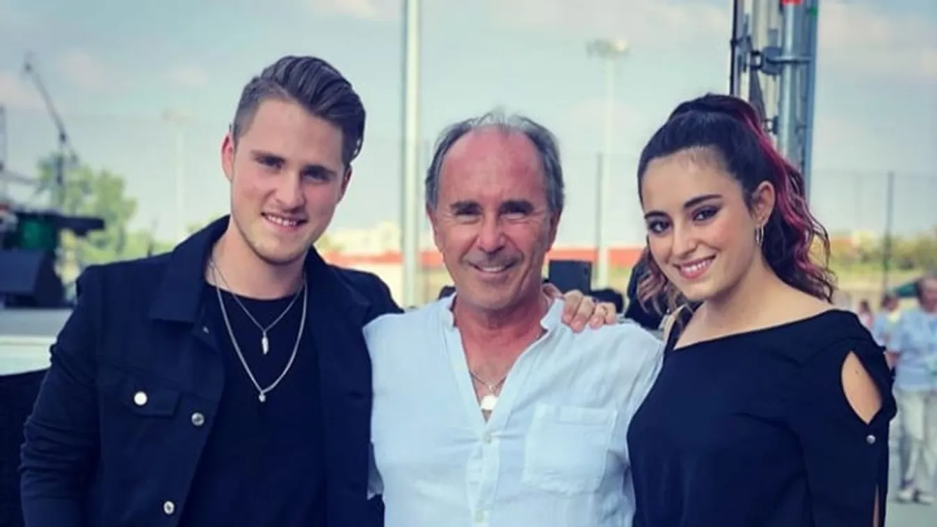 Varga Miklós a gyerekeivel együtt énekel az Akusztik Legendákban