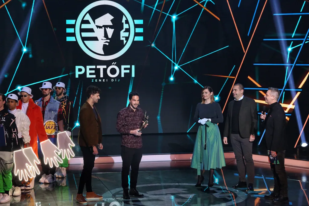 TISZTTARTÓ Titusz; MEDVEGY Anikó Edit; BAGOSSY László; PETÕFI Sándor