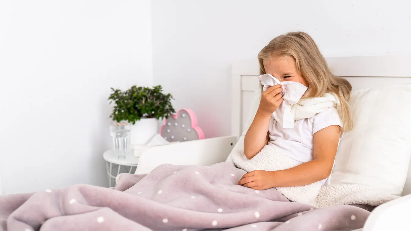 Toddler,Girl,Is,Lying,In,Bed.,The,Child,Is,Cold