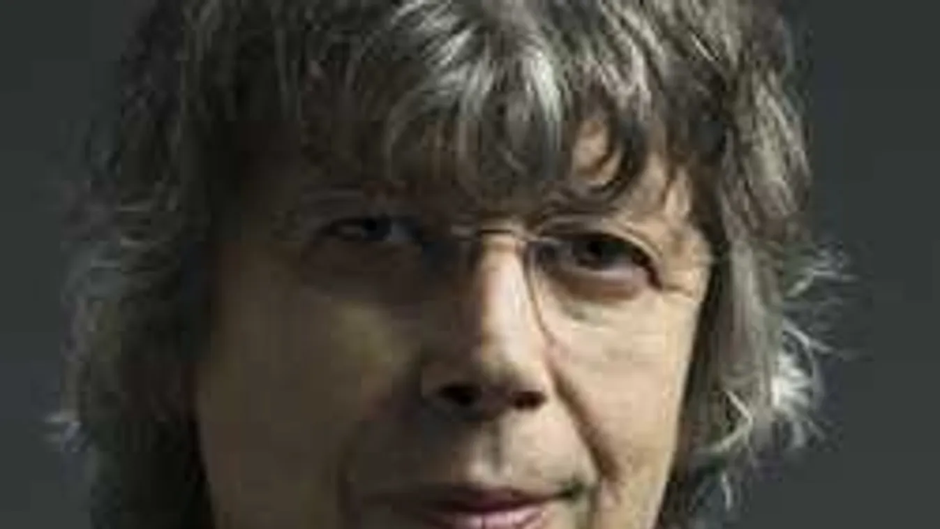 Bródy János színészként is helytáll, felállva ünnepelte a közönség